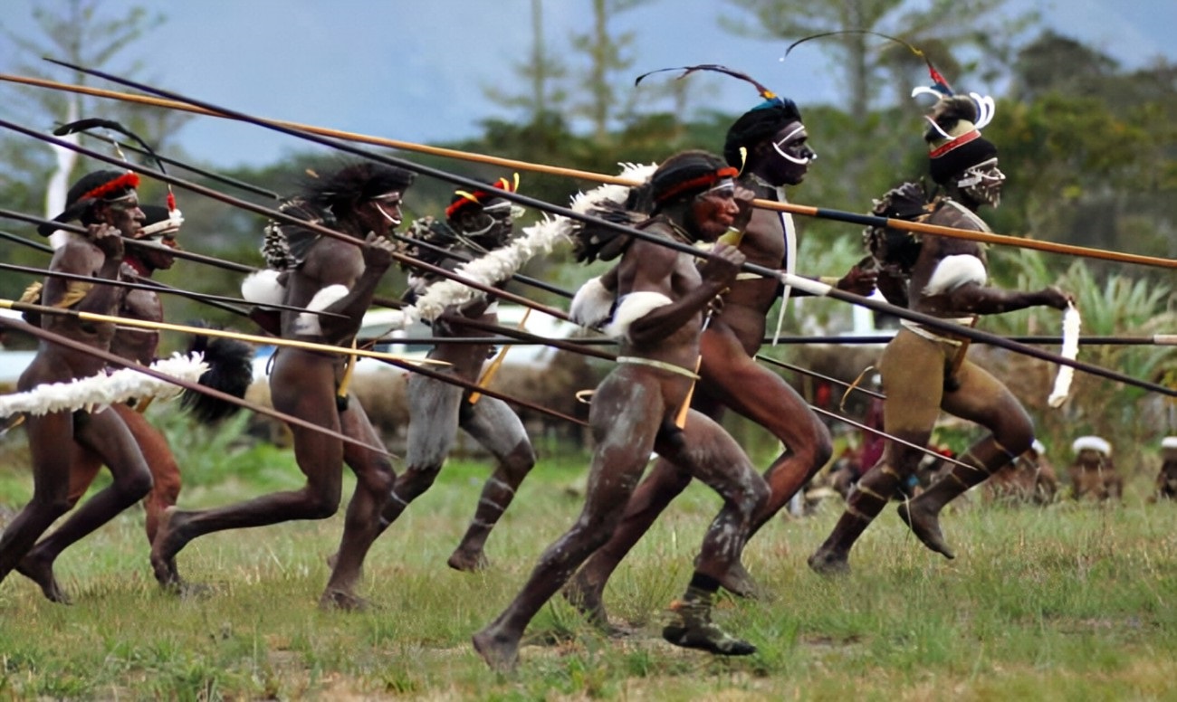 ⚔️ Tari Perang Papua: Gagah, Penuh Makna, dan Bikin Merinding
